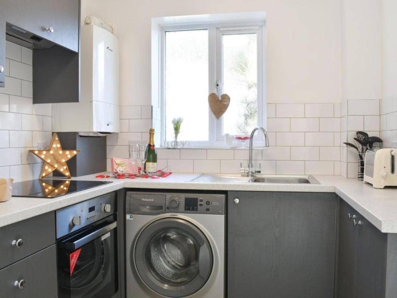 The Sashes - Stylish Apartment - Free Parking - Ultrafast Wifi - Smart Tv - Netflix - Sleeps Up To 6! Close To Poole Town Center & Sandbanks & Bournemouth Esterno foto